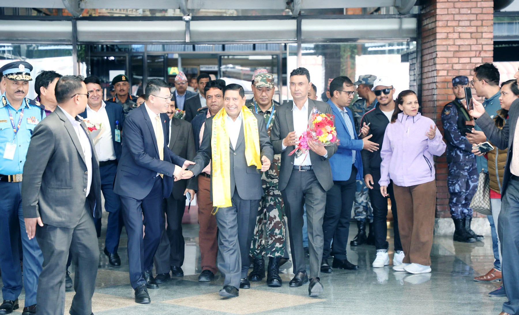 उपप्रधानमन्त्री श्रेष्ठ स्वदेश फिर्ता